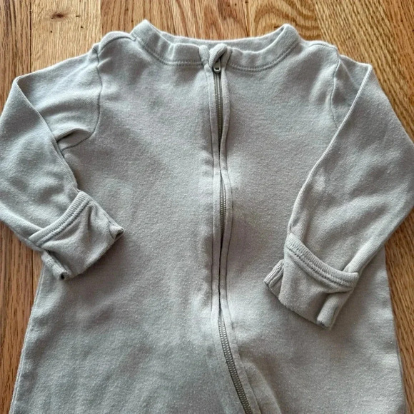 3pack old navy onesies, size 0-3 months, with mittens and footies - Picture 3 of 5